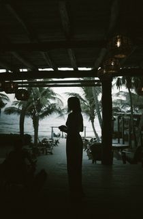 站在海景房的女子