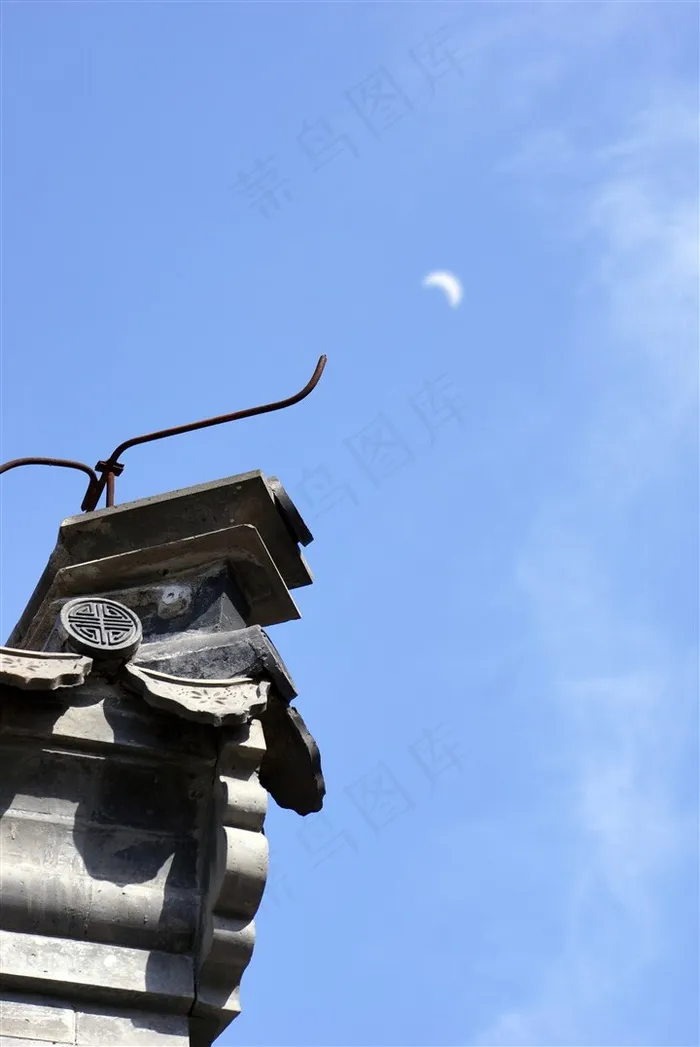 晴空望月难得一见