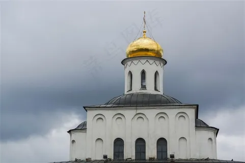 阴天下的弗拉基米尔金门圆顶建筑景观
