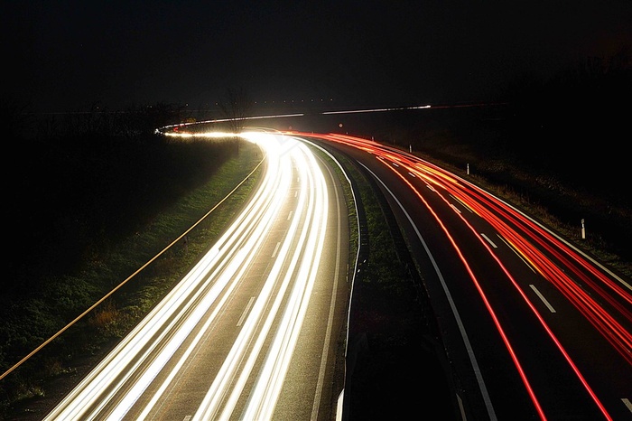 黑色夜晚科技感流线形建筑道路