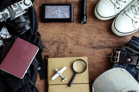 木桌上的鞋子和行李等