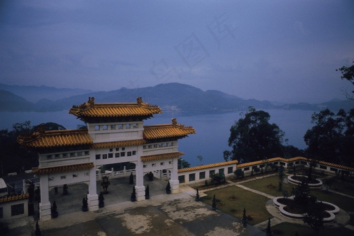 古建筑门派后的远山美景