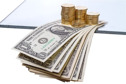 放在美钞上的金币素材摄影图片