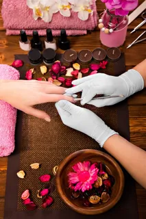 做美甲的手部特写高清素材图片