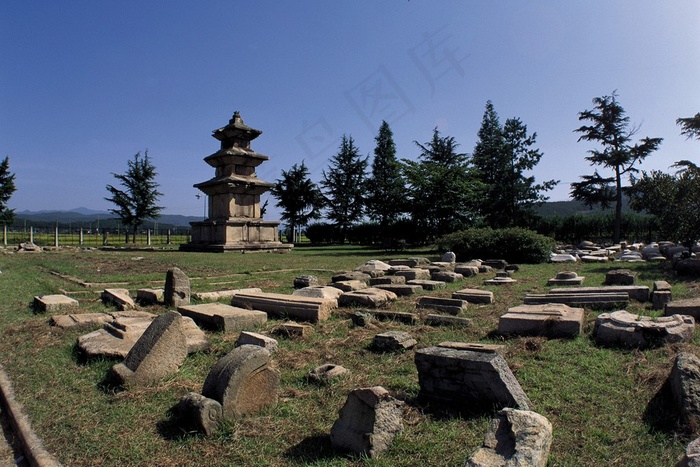 蓝天下草地上的石碑石塔