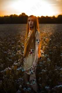 长发气质花海美女图片