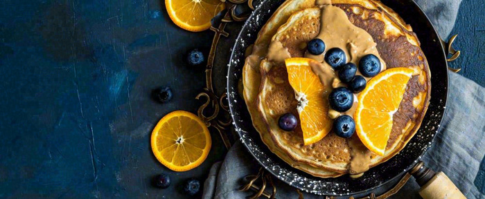 美食简约烤饼蛋糕，巧克力水果橙子摄影图