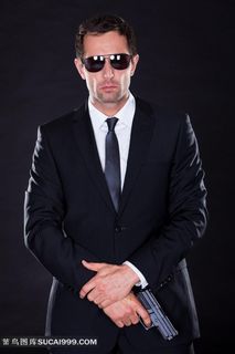 拿着武器的帅气保镖