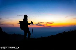 户外徒步者看日出高清图片素材