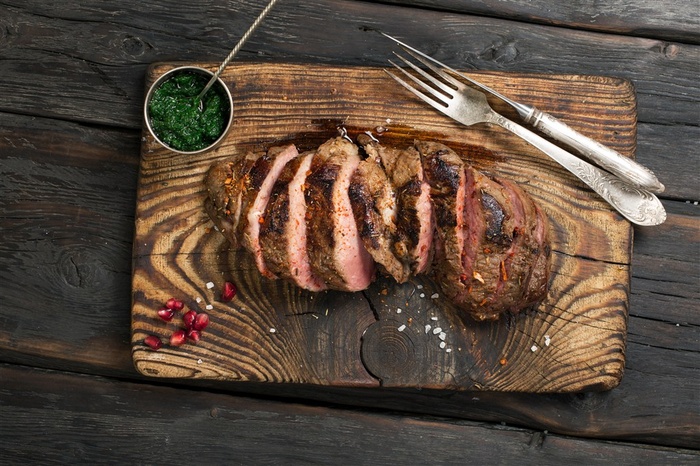 放置在托盘里美味的牛排