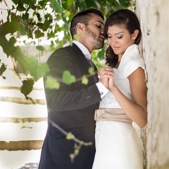 大树下的国外情侣