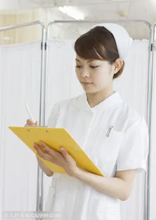 医疗健康-查看记录的护士 医疗健康-查看记录的护士