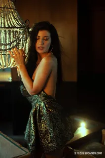 露肩性美女图片