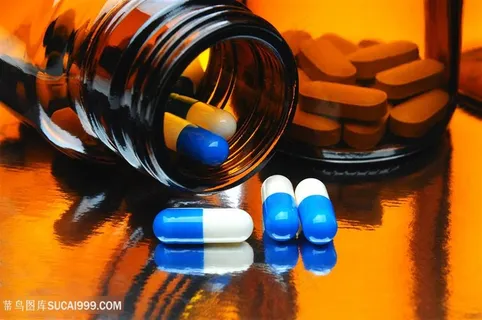 倒出处蓝白色胶囊的褐色瓶口高清摄影图片