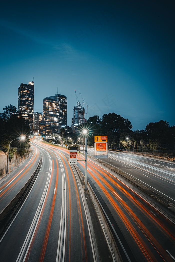 城市道路夜景图片