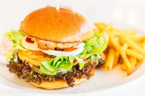 特写汉堡和薯条图片