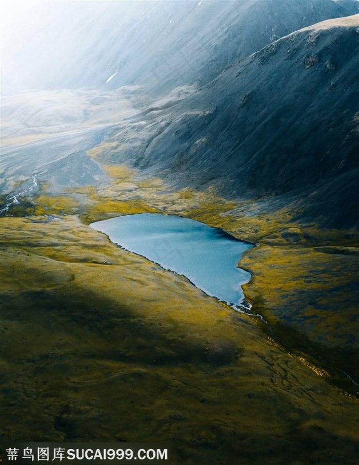 自然峡谷山谷中的湖泊