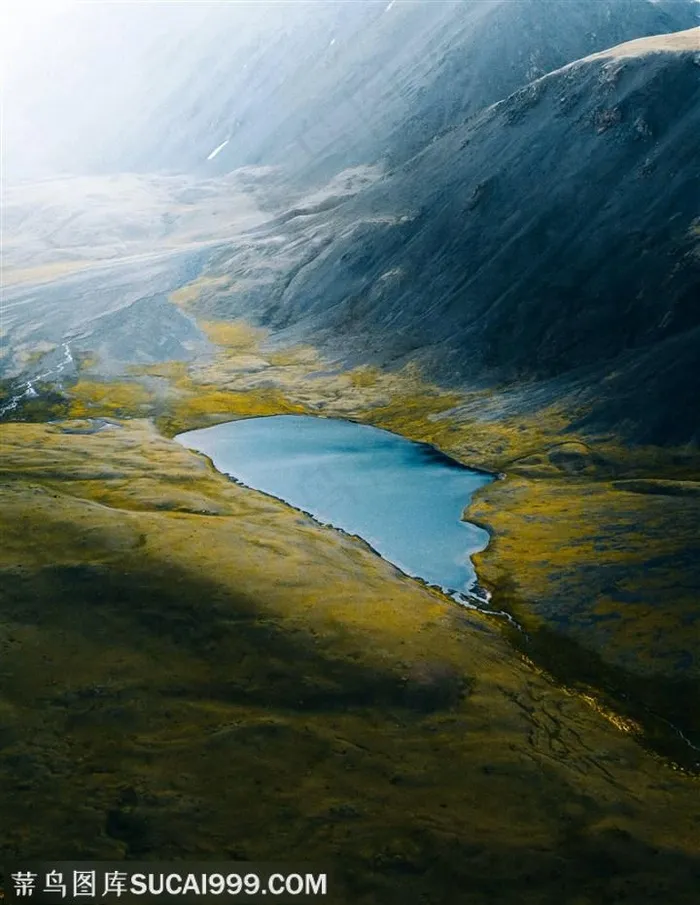 自然峡谷山谷中的湖泊
