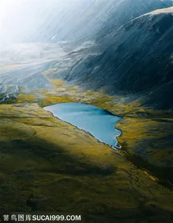 自然峡谷山谷中的湖泊 自然峡谷山谷中的湖泊