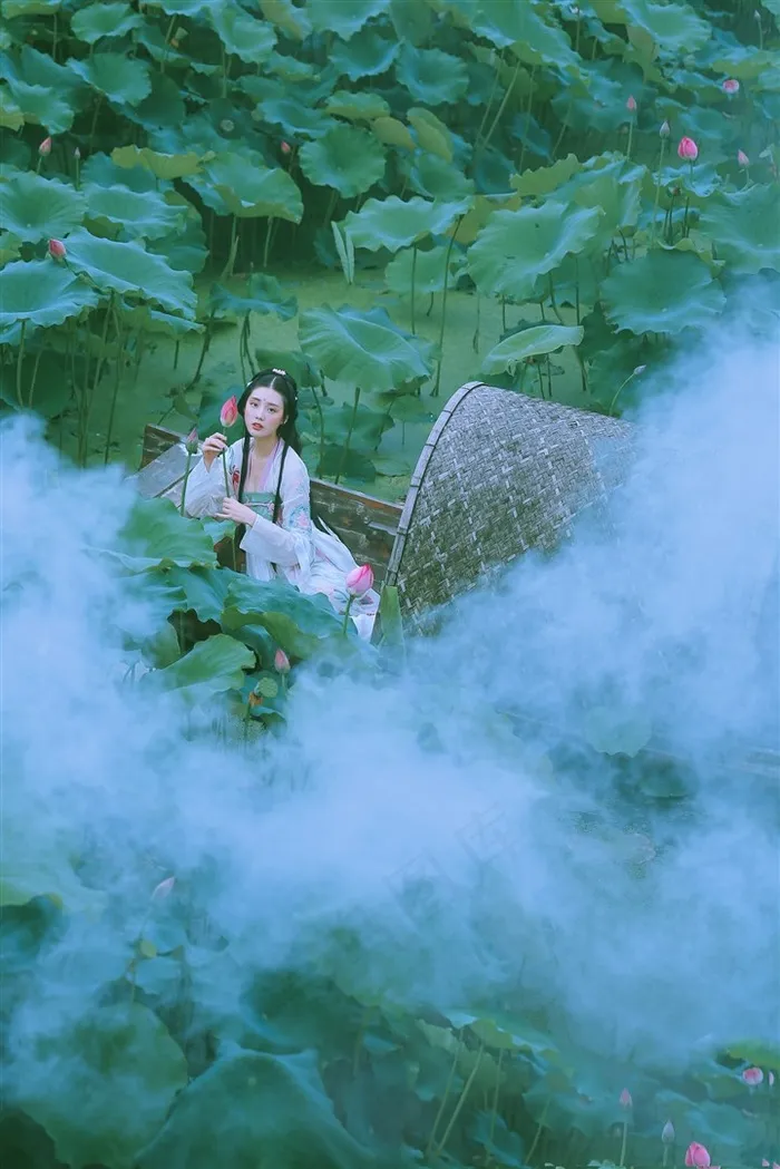 荷塘里小木船上的古装美女图片