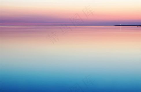 彩色的湖面，彩色的天空