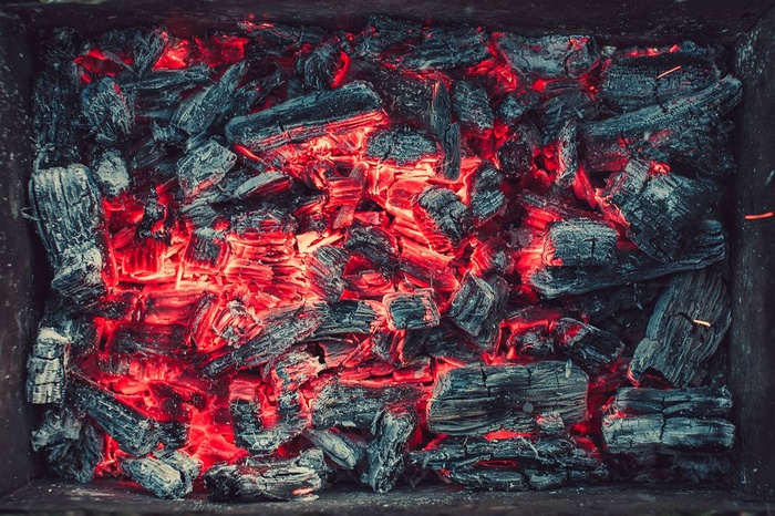 黑色正在燃烧的黑炭高清摄影图