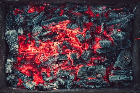 黑色正在燃烧的黑炭高清摄影图