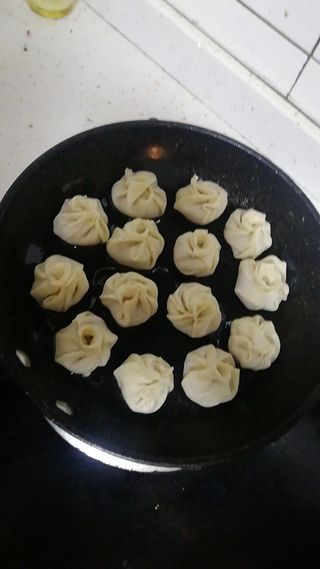 网红小吃拇指生煎实拍