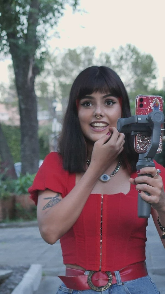 带着手机在街上写博客的女孩