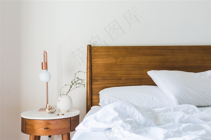 整齐干净的床摄影图