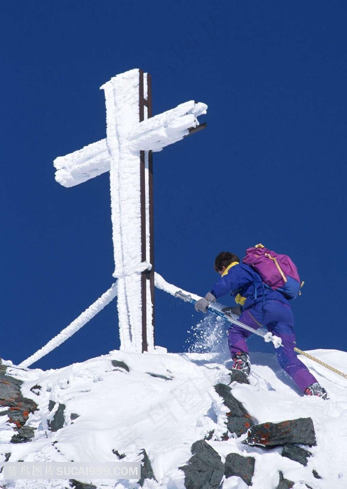 往雪山峰滑雪的人