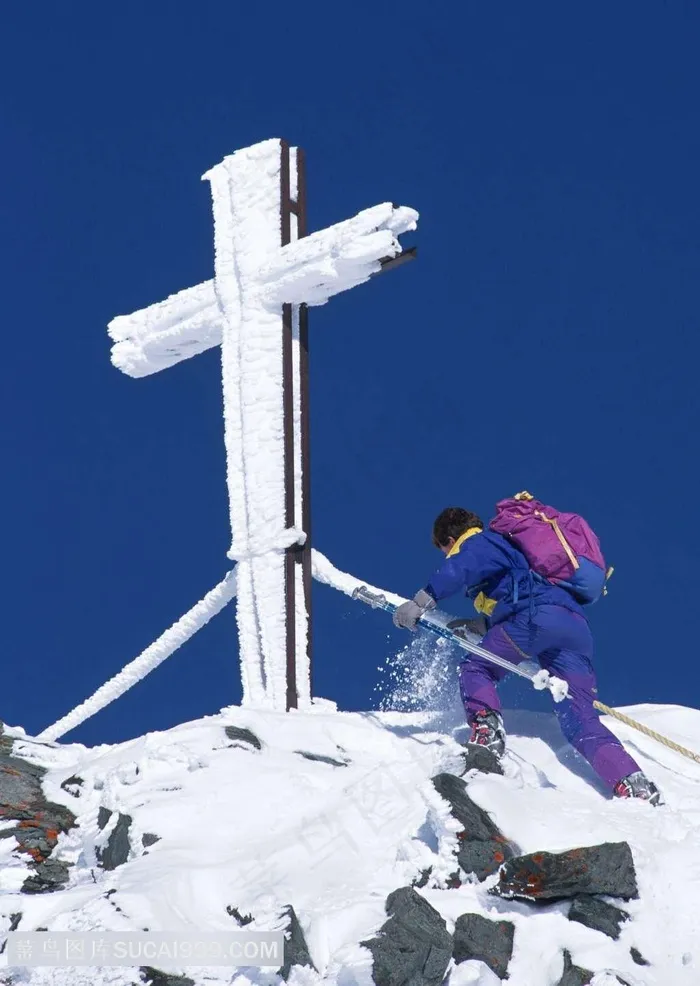 往雪山峰滑雪的人