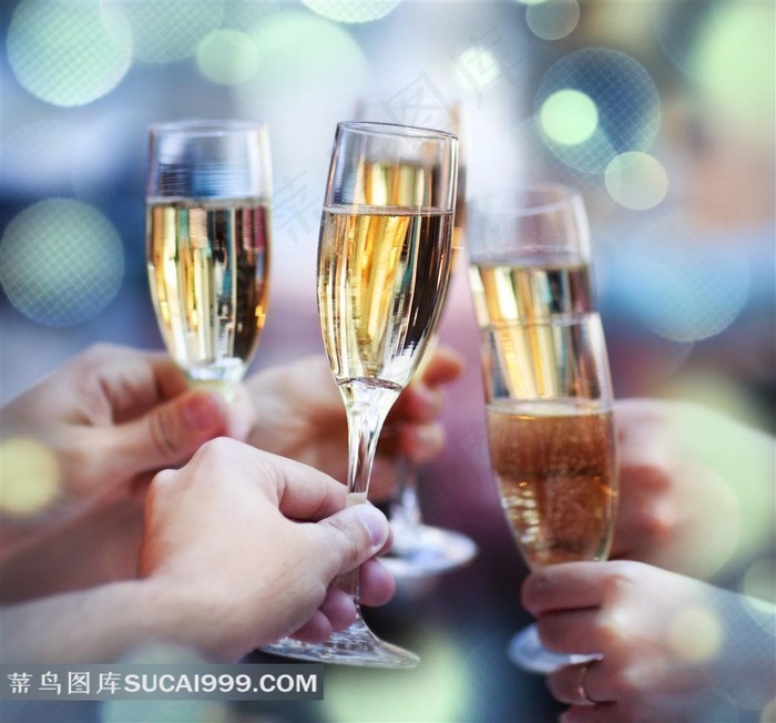 高脚杯里的香槟美酒