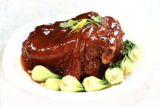 18浓香红扒肘-乡村小镇