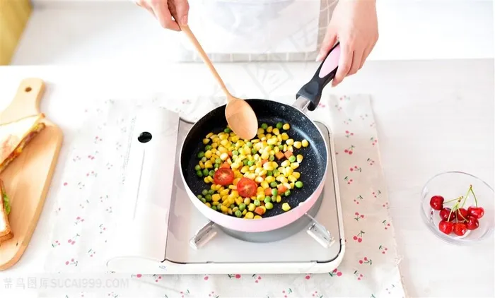 手拿锅铲炒菜