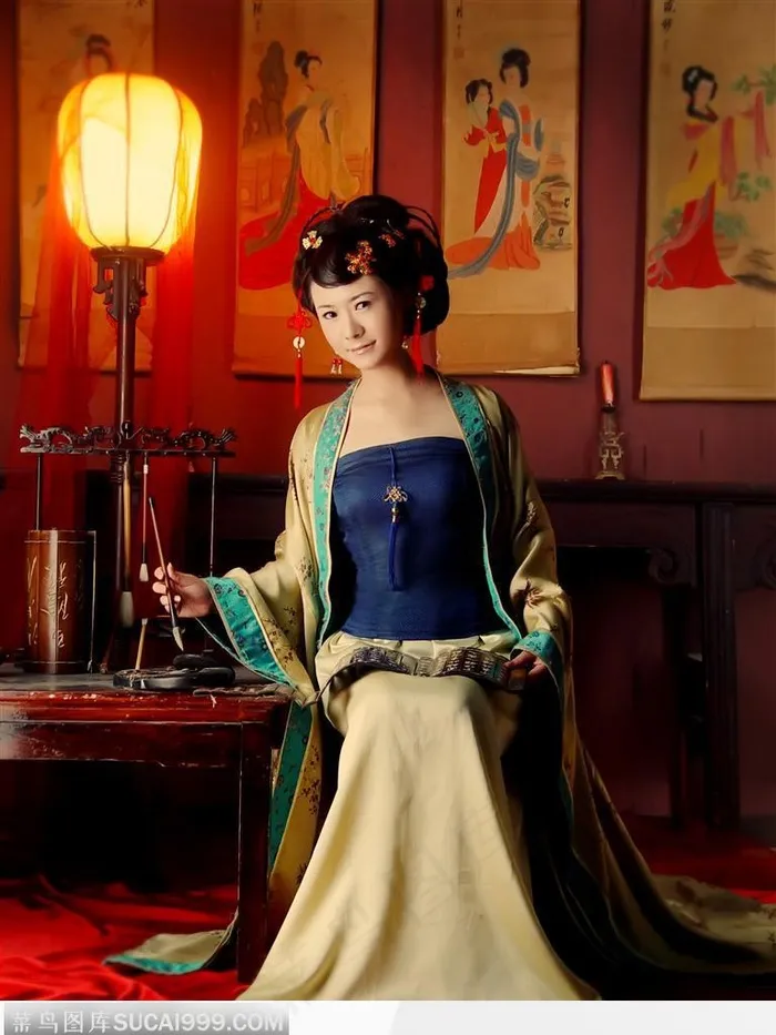 穿传统汉服唐装坐在书房书桌旁的古典美女