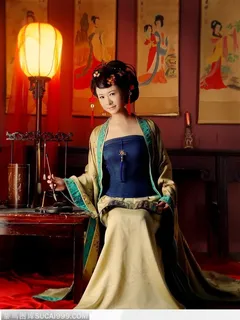 穿传统汉服唐装坐在书房书桌旁的古典美女