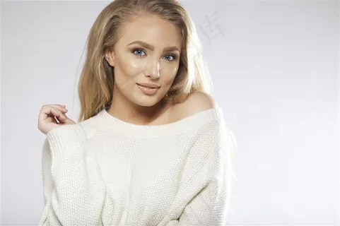 白色衣服露肩美女人物高清图片
