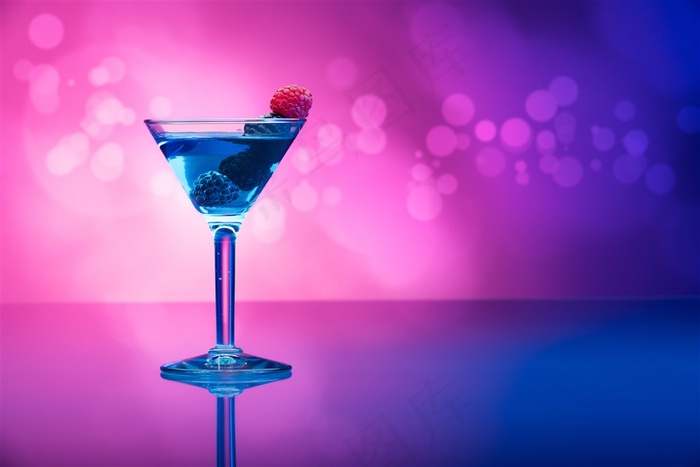 蓝色精美鸡尾酒及倒影