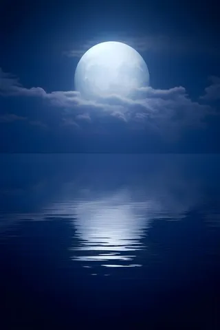 月光倒影水面背景