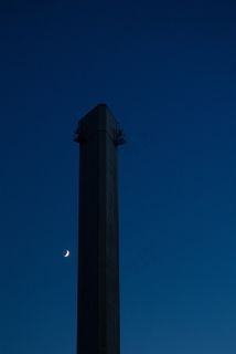 夜晚弯弯的月亮图片素材