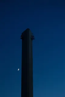 夜晚弯弯的月亮图片素材