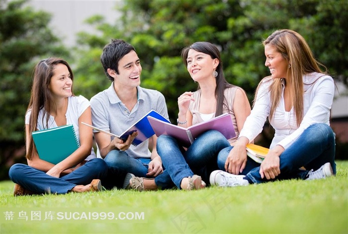 大学生在一起学习图片
