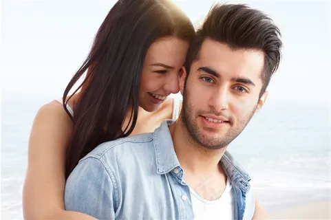 海边度假的情侣