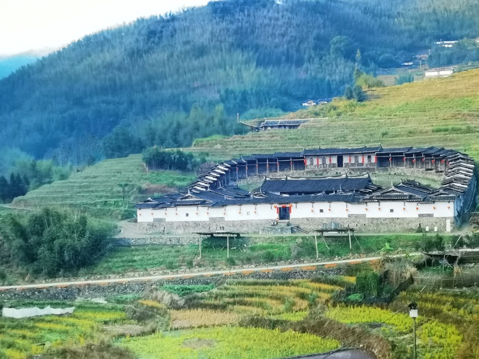 大山里藏着依山而建的神秘建筑