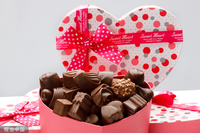 情人节圣诞节母亲节新年情侣亲人送礼物场景(47)