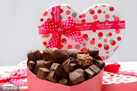 情人节圣诞节母亲节新年情侣亲人送礼物场景(47)