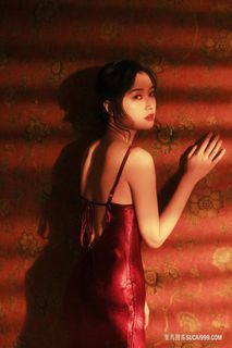 趴在墙上的性感红色吊带短裙美女京京图片