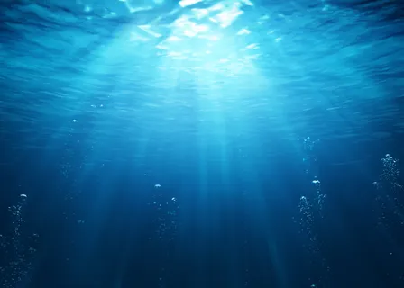 阳光穿透海面高清图片