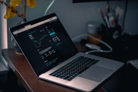 银色便携笔记本电脑图片